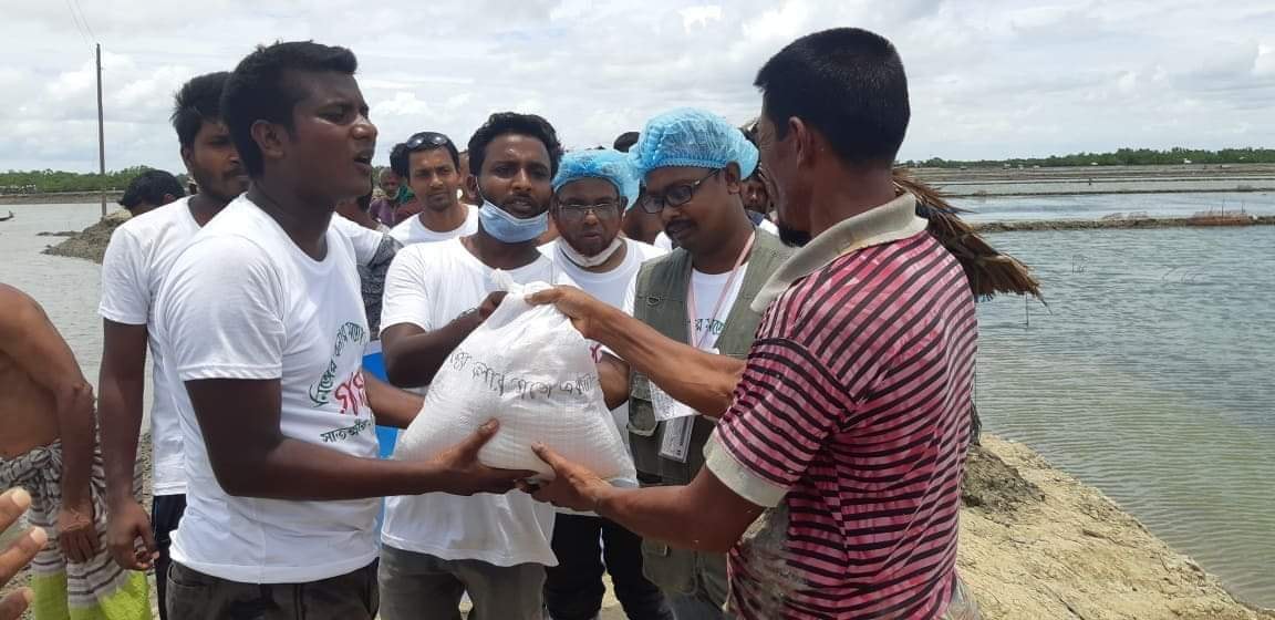 সাতক্ষীরা জেলায় আজকে আম্ফানে ক্ষতিগ্রস্ত উপকূলীয় মাঝে ত্রান বিতরন কাজ সুস্থভাবে সফল করেছেন সাতক্ষীরা জেলা টিম