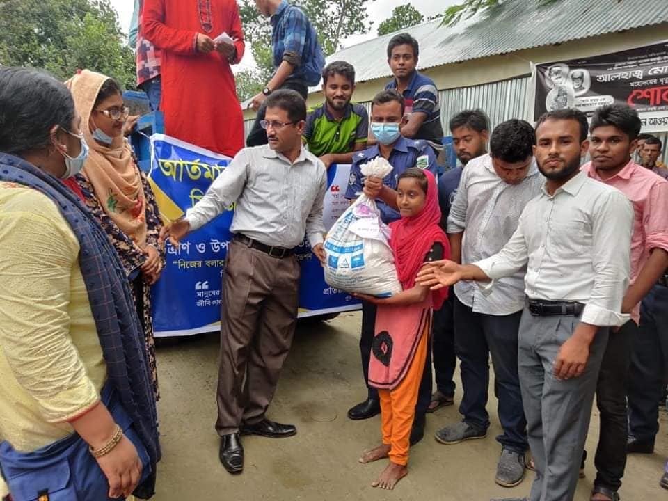 আর্তমানবতার সেবায় সিরাজগঞ্জ জেলা বন্যার্তদের পাশে দাঁড়িয়ে