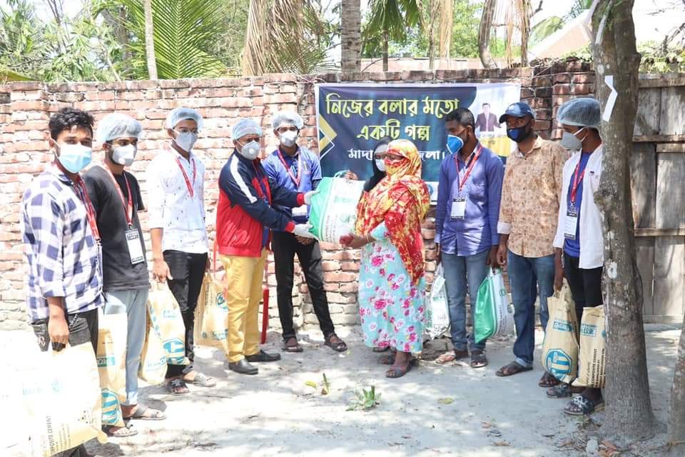 গরীবের হাতই খাদ্য বিতরণ করা অফলাইন মিট আপ এ মাদারিপুর জেলা